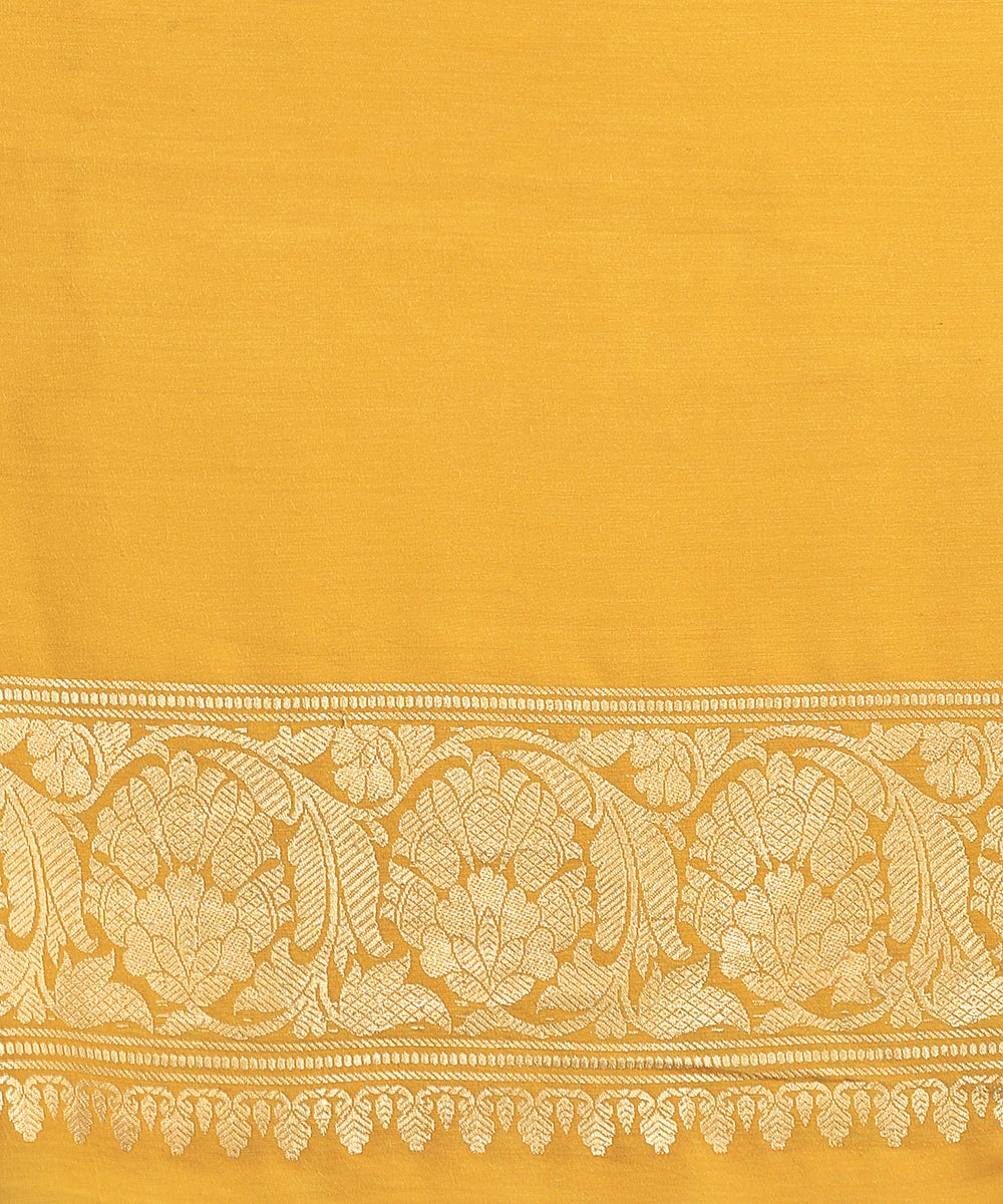 Handloom_Peach_Pure_Moonga_Silk_Banarasi_Saree_With_Kadhwa_Booti_And_Broad Border_WeaverStory_05