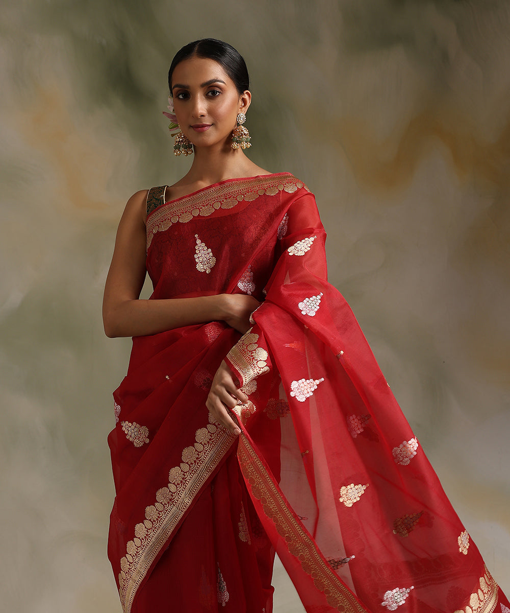 Maroon_Handloom_Pure_Kora_Silk_Banarasi_Saree_With_Floral_Border_And_Booti_WeaverStory_01