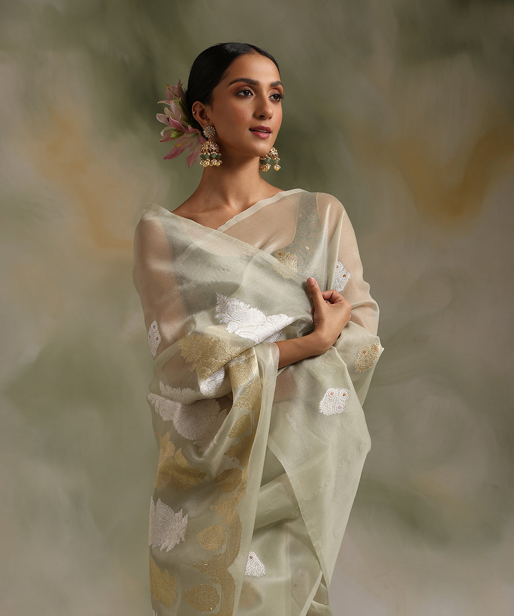 Handloom_Light_Green_Pure_Kora_Silk_Banarasi_Saree_With_Kadhwa_Booti_WeaverStory_01