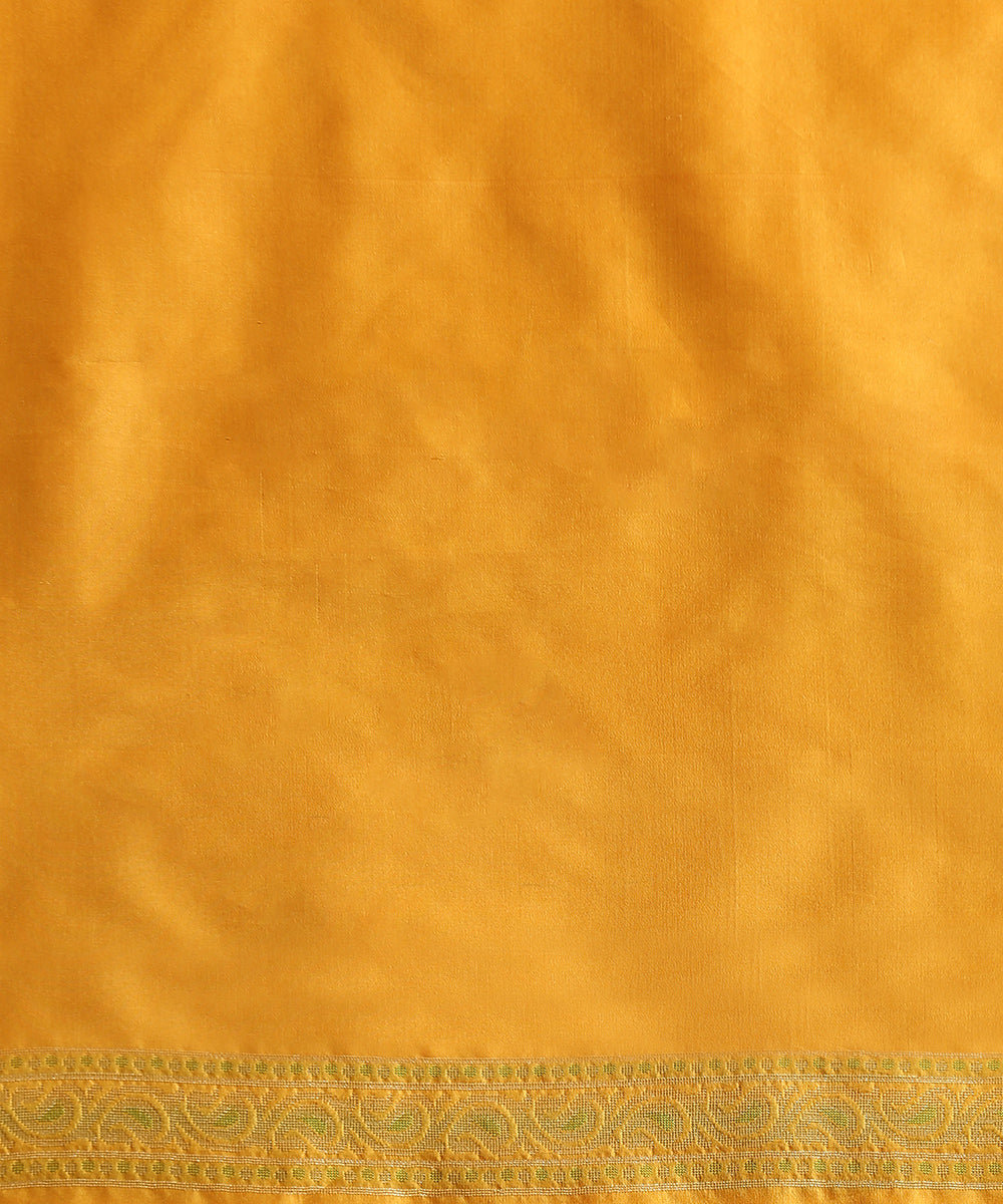 Handloom_Yellow_Pure_Katan_Silk_Banarasi_Saree_with_Gold_Booti_Pink_Green_Border_WeaverStory_05