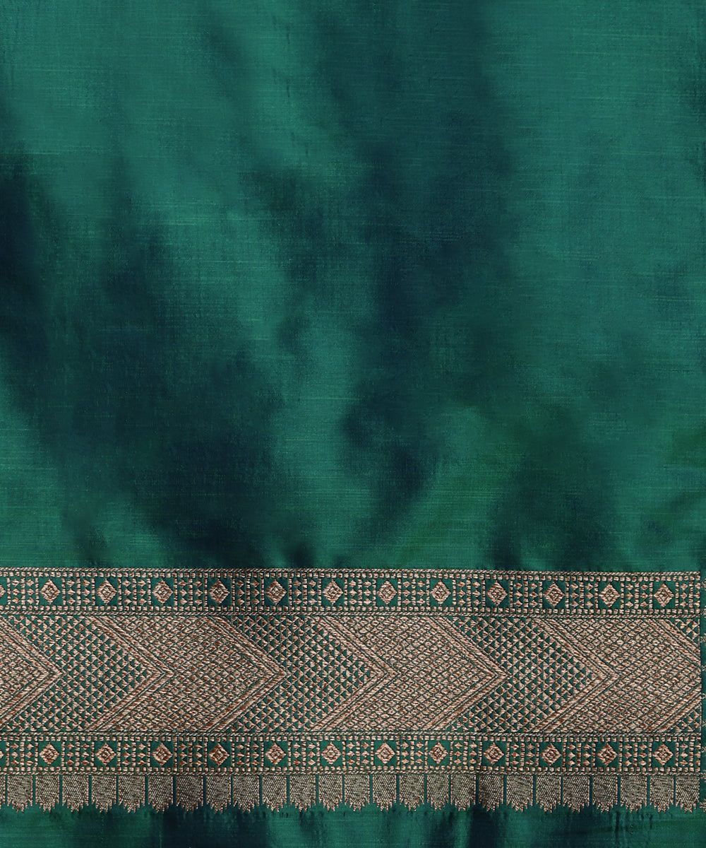 Green_Double_Shade_Handloom_Pure_Katan_Silk_Kimkhab_Banarasi_Saree_With_Maroon_Selvedge_WeaverStory_05
