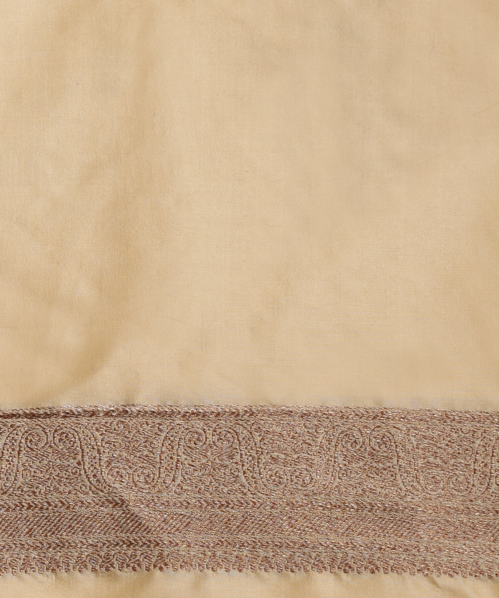 Cream_Handloom_Pure_Katan_Silk_Kimkhab_Banarasi_Saree_With_Red_Selvedge_WeaverStory_05