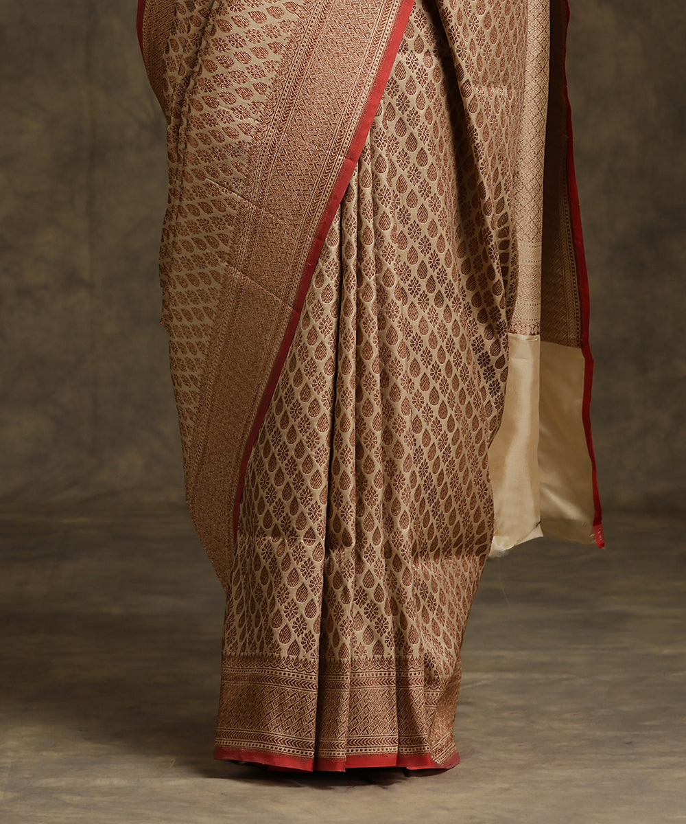 Handloom_Cream_Pure_Katan_Silk_Kimkhab_Banarasi_Saree_With_Red_Selvedge_WeaverStory_04