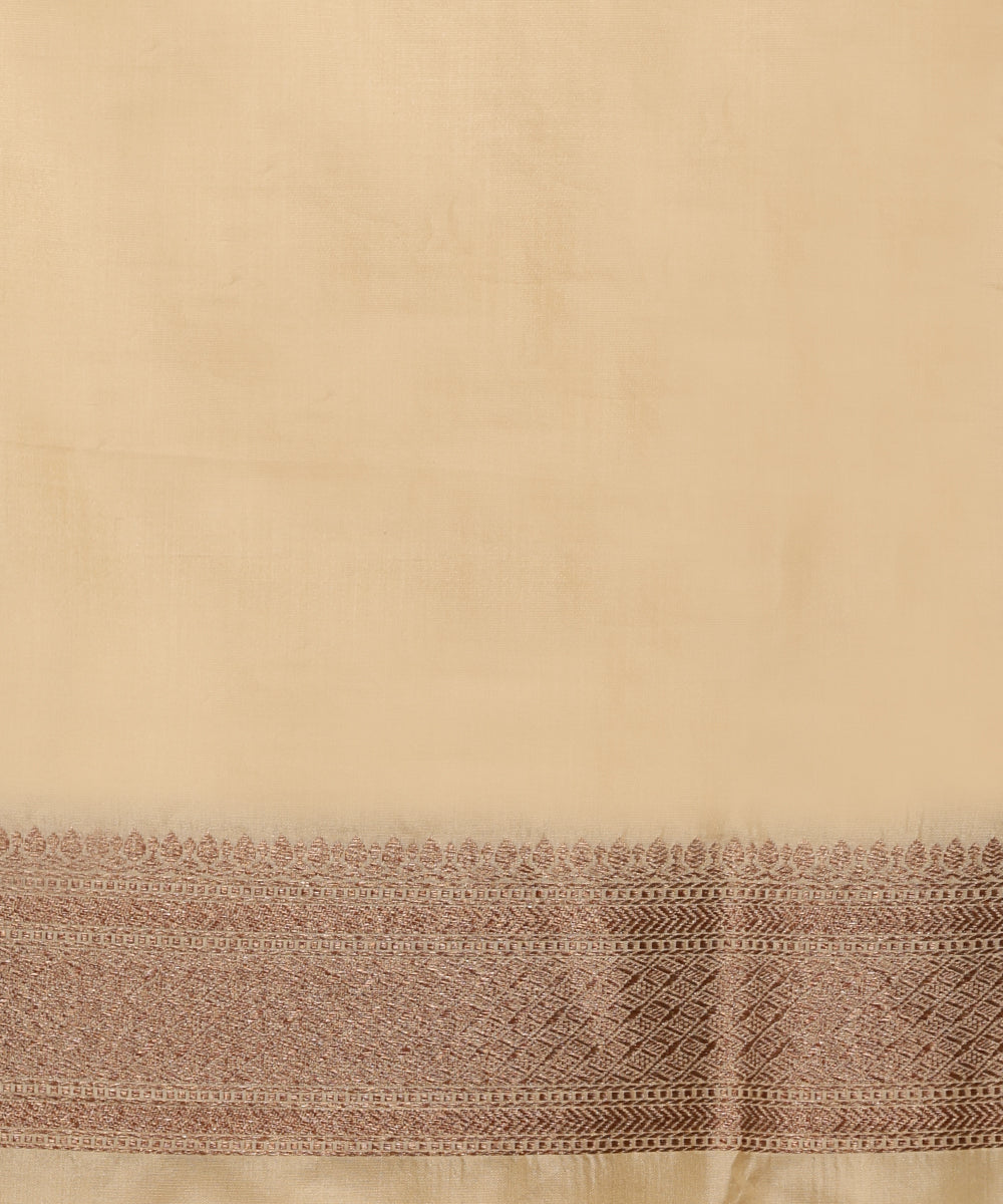 Handloom_Cream_Pure_Katan_Silk_Kimkhab_Banarasi_Saree_With_Red_Selvedge_WeaverStory_05