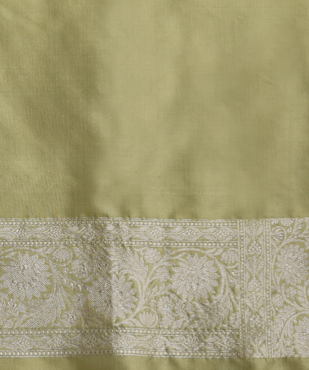 Handloom_Olive_Green_Pure_Katan_Silk_Kimkhab_Banarasi_Saree_With_Silver_Zari_WeaverStory_05