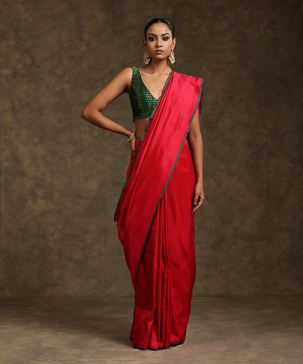 Magenta_Handloom_Pure_Katan_Silk_Tanchoi_Banarasi_Saree_With_Magenta_Resham_Work_WeaverStory_02
