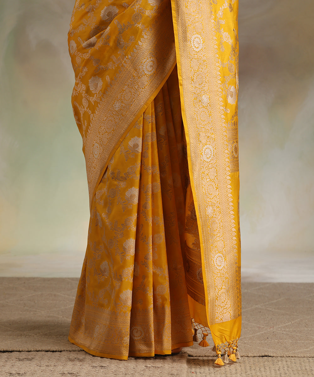 Handloom_Mustard_Pure_Katan_Silk_Banarasi_Saree_With_All_Over_Sona_Rupa_Cutwork_Jaal_WeaverStory_04