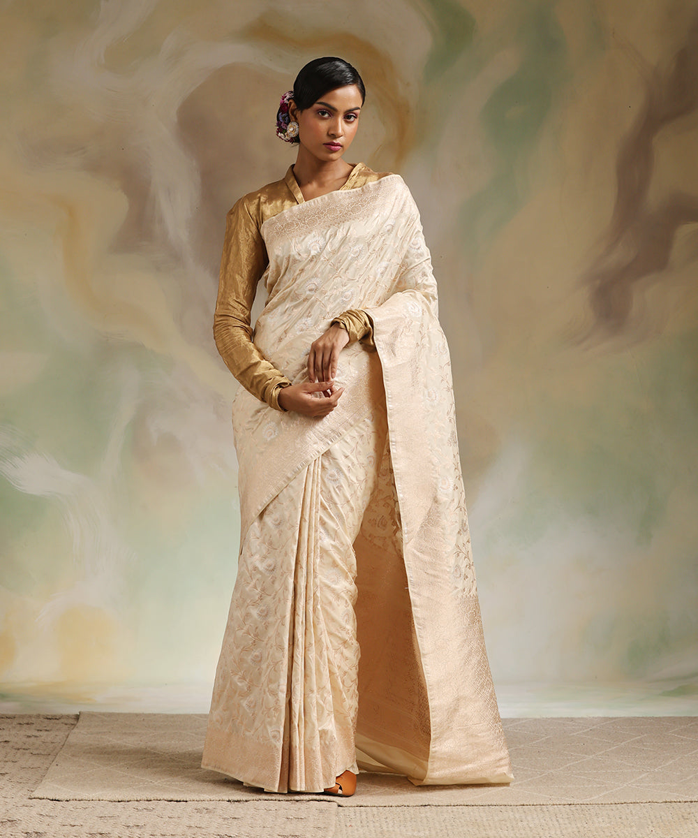 Offwhite_Handloom_Pure_Katan_Silk_Banarasi_Saree_With_All_Over_Sona_Rupa_Cutwork_Jaal_WeaverStory_02