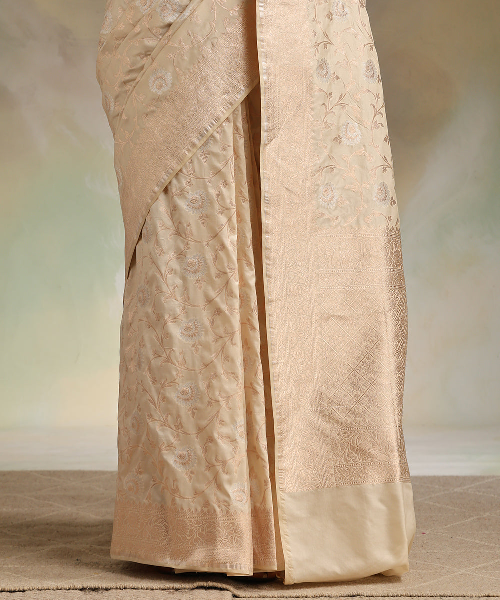 Offwhite_Handloom_Pure_Katan_Silk_Banarasi_Saree_With_All_Over_Sona_Rupa_Cutwork_Jaal_WeaverStory_04