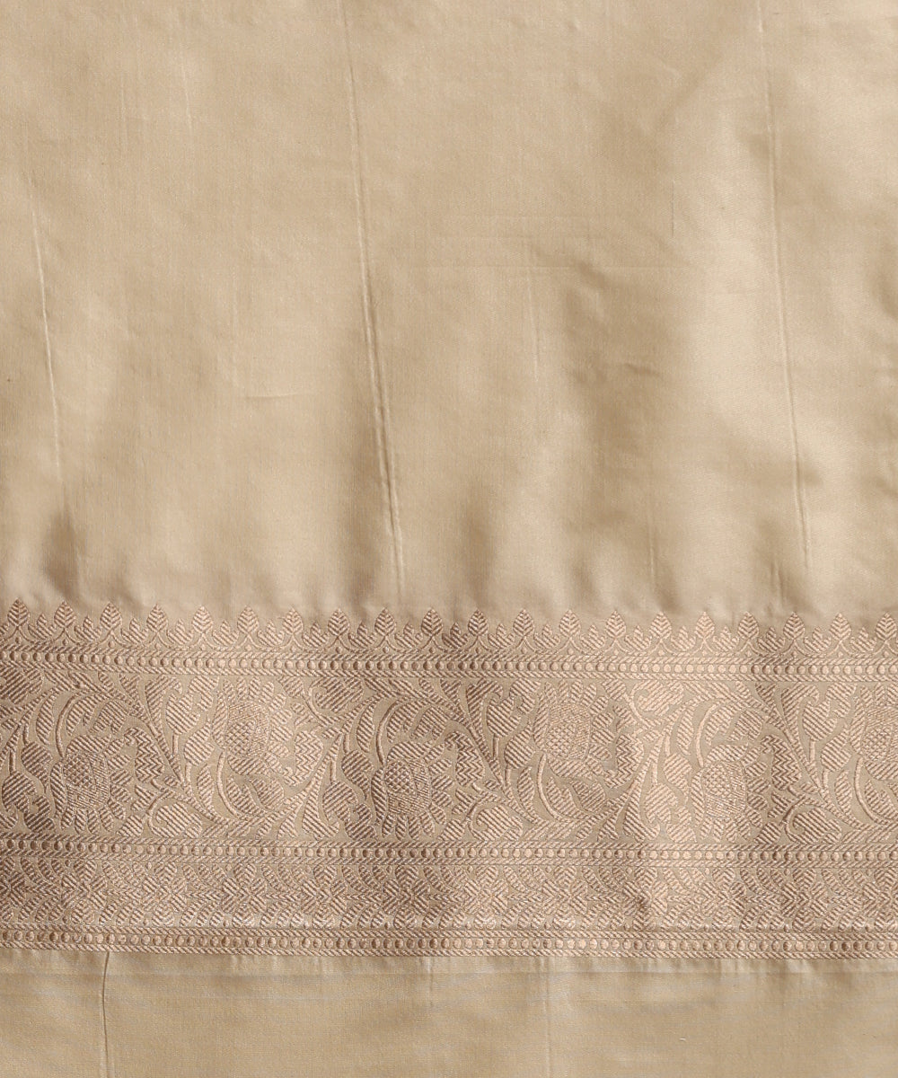 Offwhite_Handloom_Pure_Katan_Silk_Banarasi_Saree_With_All_Over_Sona_Rupa_Cutwork_Jaal_WeaverStory_05