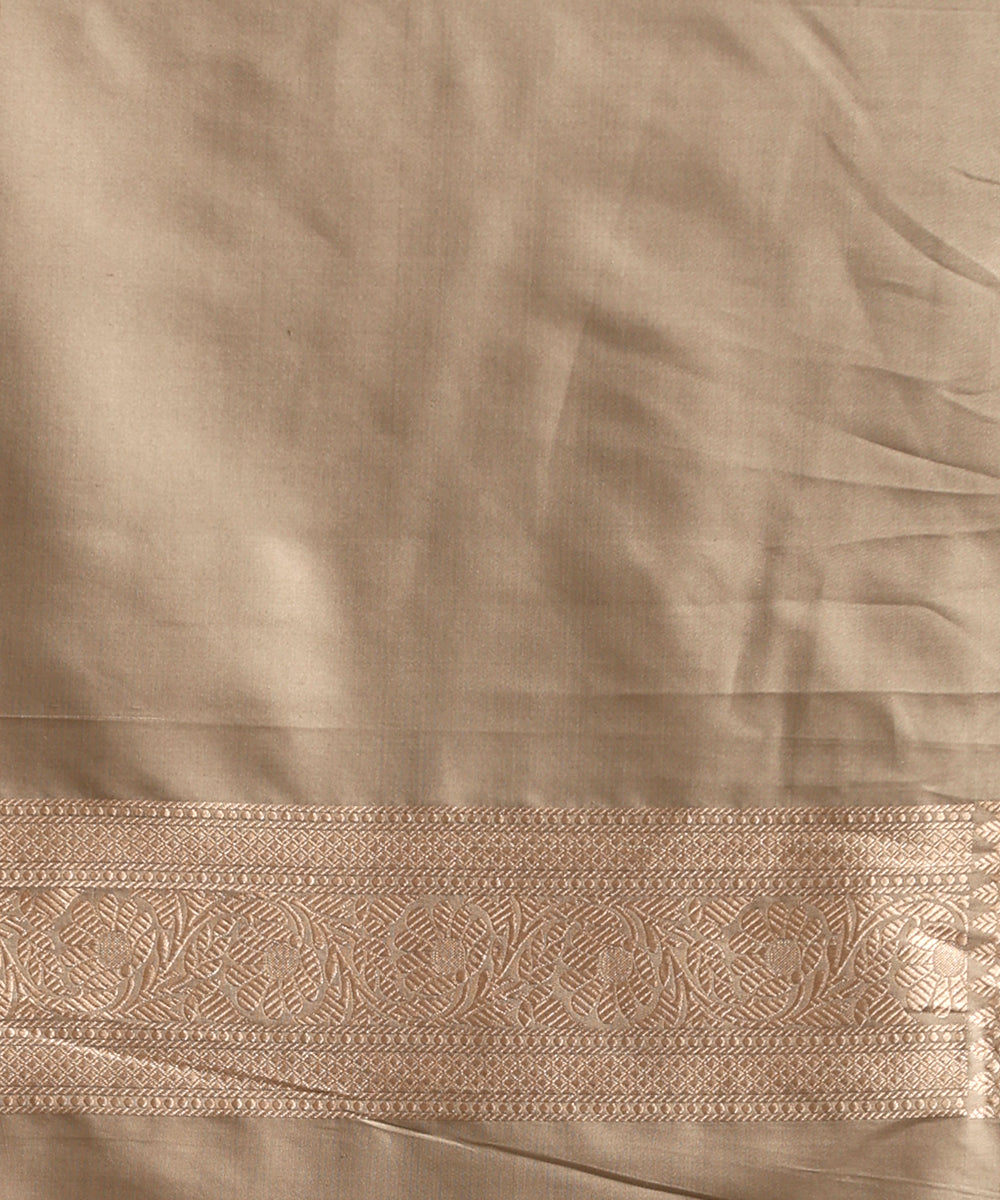 Handloom_Grey_Pure_Katan_Silk_Banarasi_Saree_With_All_Over_Gold_Zari_Cutwork_Jaal_WeaverStory_05