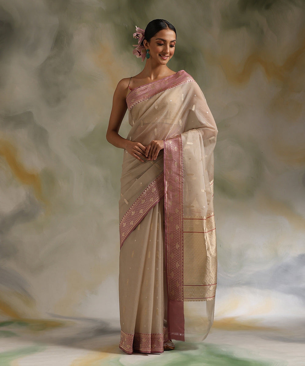 Light_Grey_Handloom_Pure_Kora_Silk_Banarasi_Saree_With_Pastel_Purple_Silk_Border_WeaverStory_02
