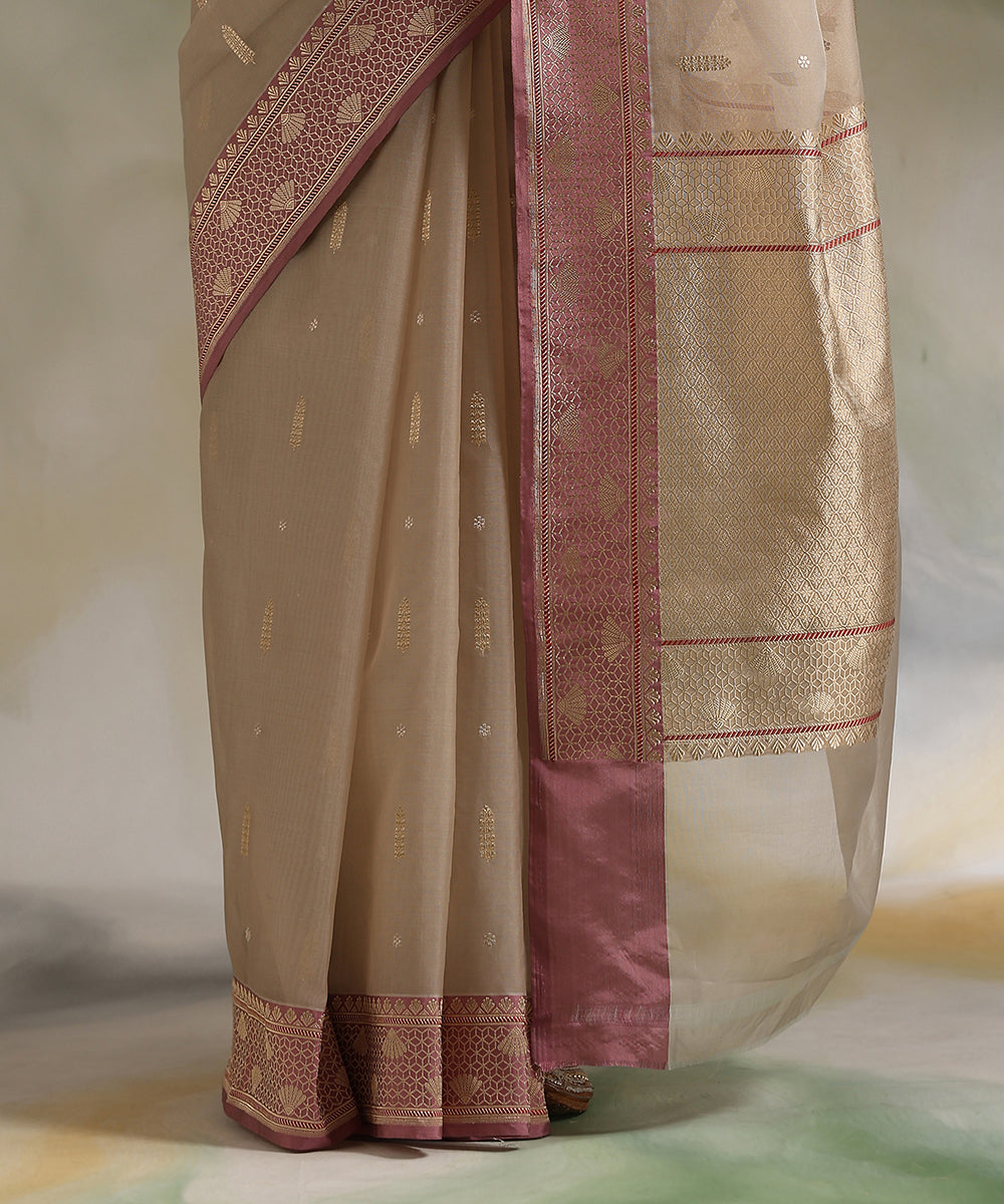Light_Grey_Handloom_Pure_Kora_Silk_Banarasi_Saree_With_Pastel_Purple_Silk_Border_WeaverStory_04