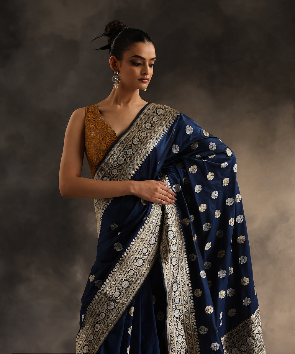 Handloom_Navy_Blue_Pure_Katan_Silk_Banarasi_Saree_With_Sona_Rupa_Kadhwa_Booti_WeaverStory_01