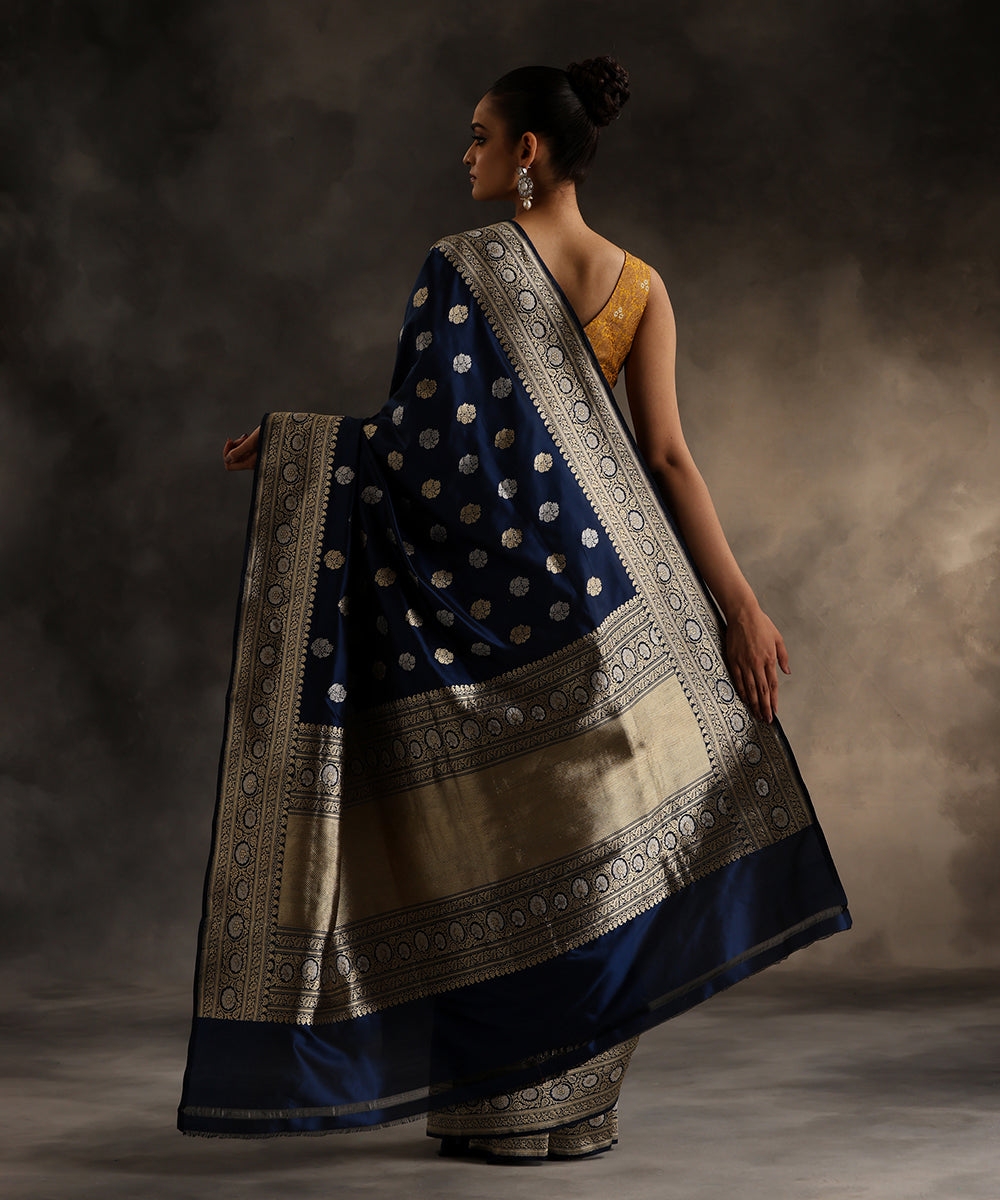 Handloom_Navy_Blue_Pure_Katan_Silk_Banarasi_Saree_With_Sona_Rupa_Kadhwa_Booti_WeaverStory_03