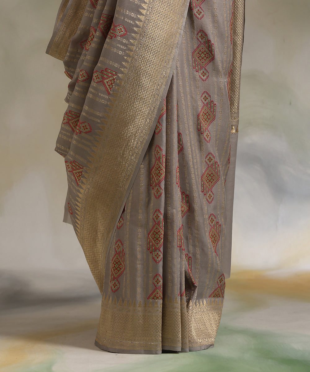 Pastel_Grey_Handloom_Pure_Georgette_Banarasi_Saree_With_Kadhwa_Border_WeaverStory_04