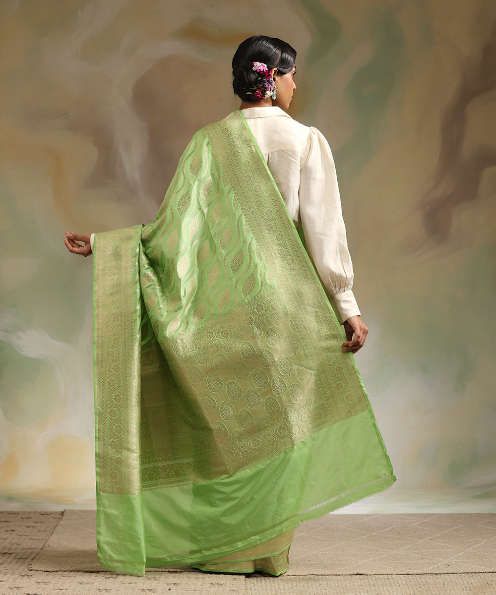 Parrot_Green_Handloom_Pure_Katan_Silk_Banarasi_Saree_With_Cutwork_Jaal_WeaverStory_03