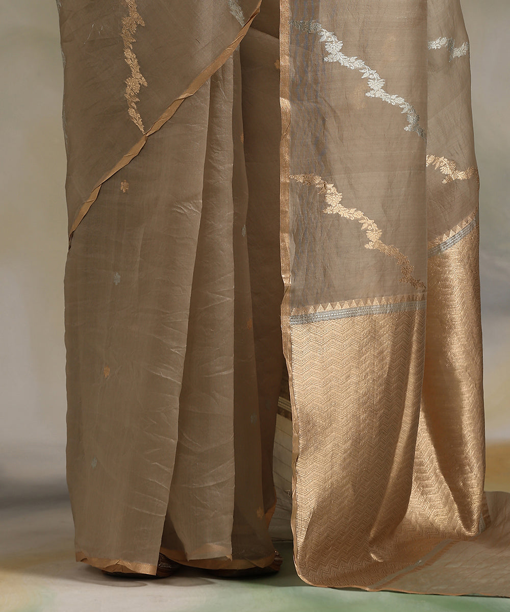 Beige_Handloom_Pure_Kora_Silk_Banarasi_Saree_With_Sona_Rupa_Aada_Jaal_WeaverStory_04