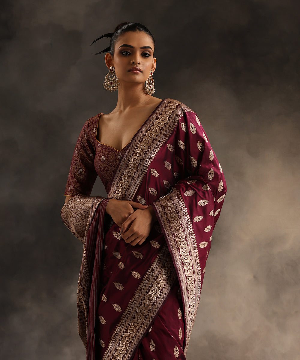 Dark_Plum_Double_Shade_Handloom_Pure_Katan_Silk_Banarasi_Saree_With_Booti_WeaverStory_01
