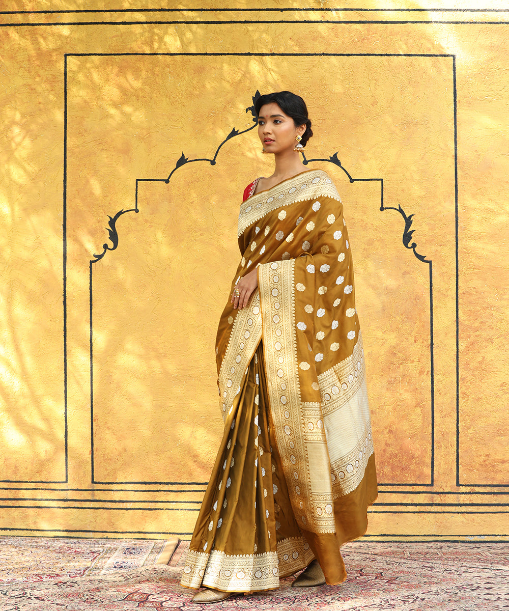 Handloom_Dijon_Mustard_Pure_Katan_Silk_Banarasi_Saree_With_Sona_Rupa_Kadhwa_Booti_Saree_WeaverStory_02