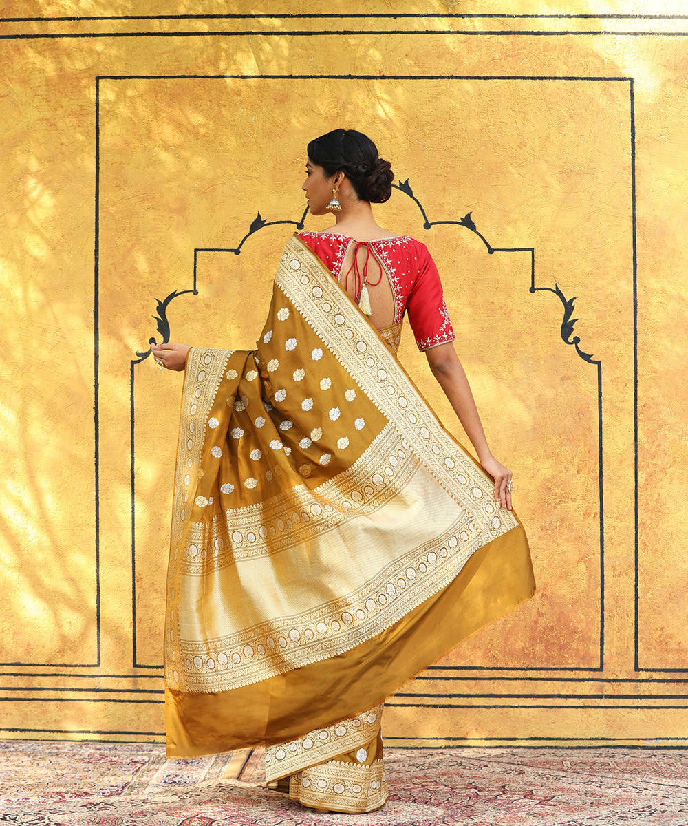 Handloom_Dijon_Mustard_Pure_Katan_Silk_Banarasi_Saree_With_Sona_Rupa_Kadhwa_Booti_Saree_WeaverStory_03
