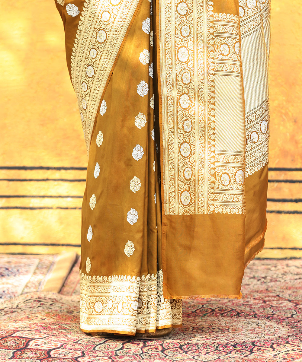 Handloom_Dijon_Mustard_Pure_Katan_Silk_Banarasi_Saree_With_Sona_Rupa_Kadhwa_Booti_Saree_WeaverStory_04