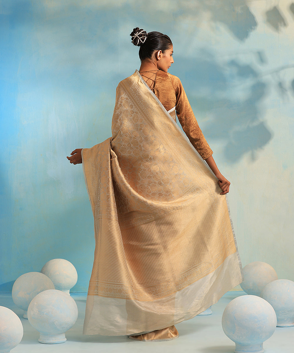 Powder_Blue_Handloom_Kimkhab_Pure_Katan_Tissue_Banarasi_Saree_With_Floral_Jaal_WeaverStory_03