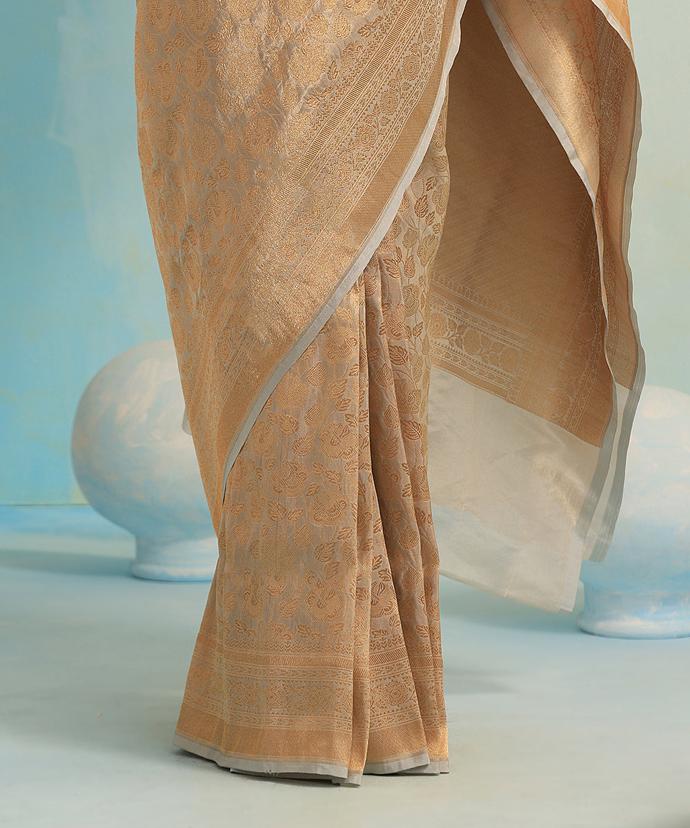 Powder_Blue_Handloom_Kimkhab_Pure_Katan_Tissue_Banarasi_Saree_With_Floral_Jaal_WeaverStory_04