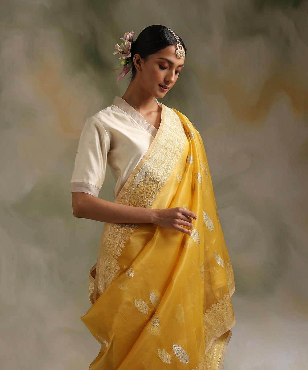 Yellow_Handloom_Pure_Kora_Silk_Banarasi_Saree_With_Sona_Rupa_Kadhwa_Booti_WeaverStory_01