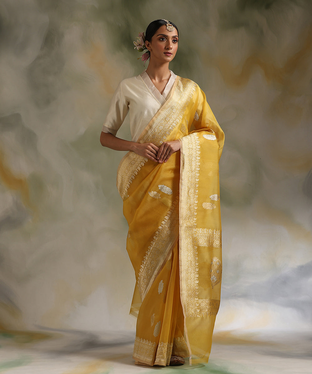 Yellow_Handloom_Pure_Kora_Silk_Banarasi_Saree_With_Sona_Rupa_Kadhwa_Booti_WeaverStory_02