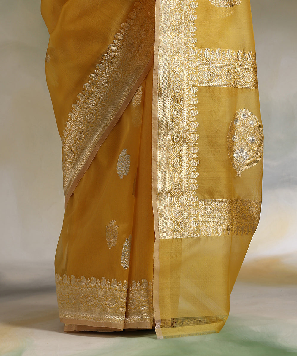 Yellow_Handloom_Pure_Kora_Silk_Banarasi_Saree_With_Sona_Rupa_Kadhwa_Booti_WeaverStory_04