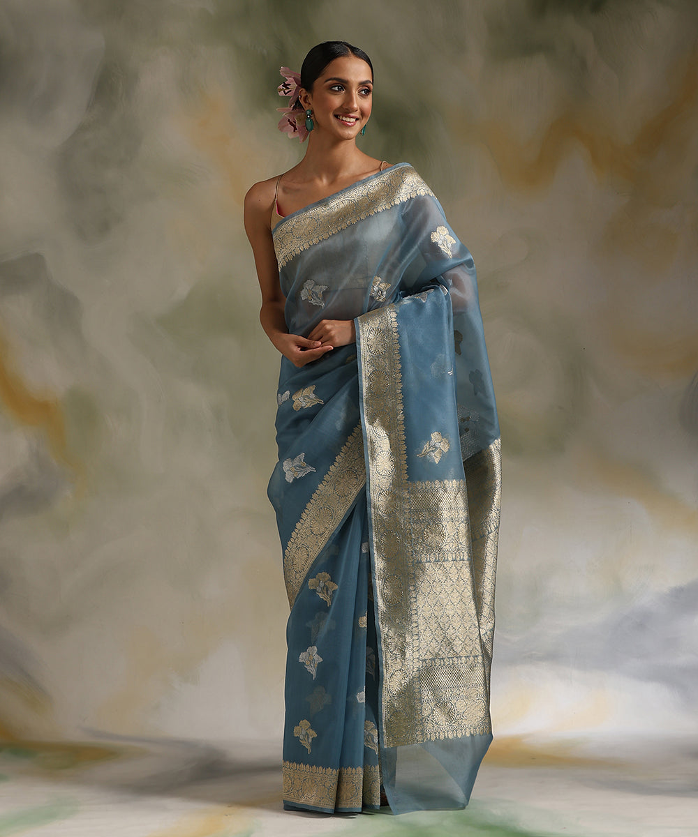 Handloom_Pastel_Blue_Pure_Kora_Silk_Banarasi_Saree_With_Hibiscus_Booti_WeaverStory_02