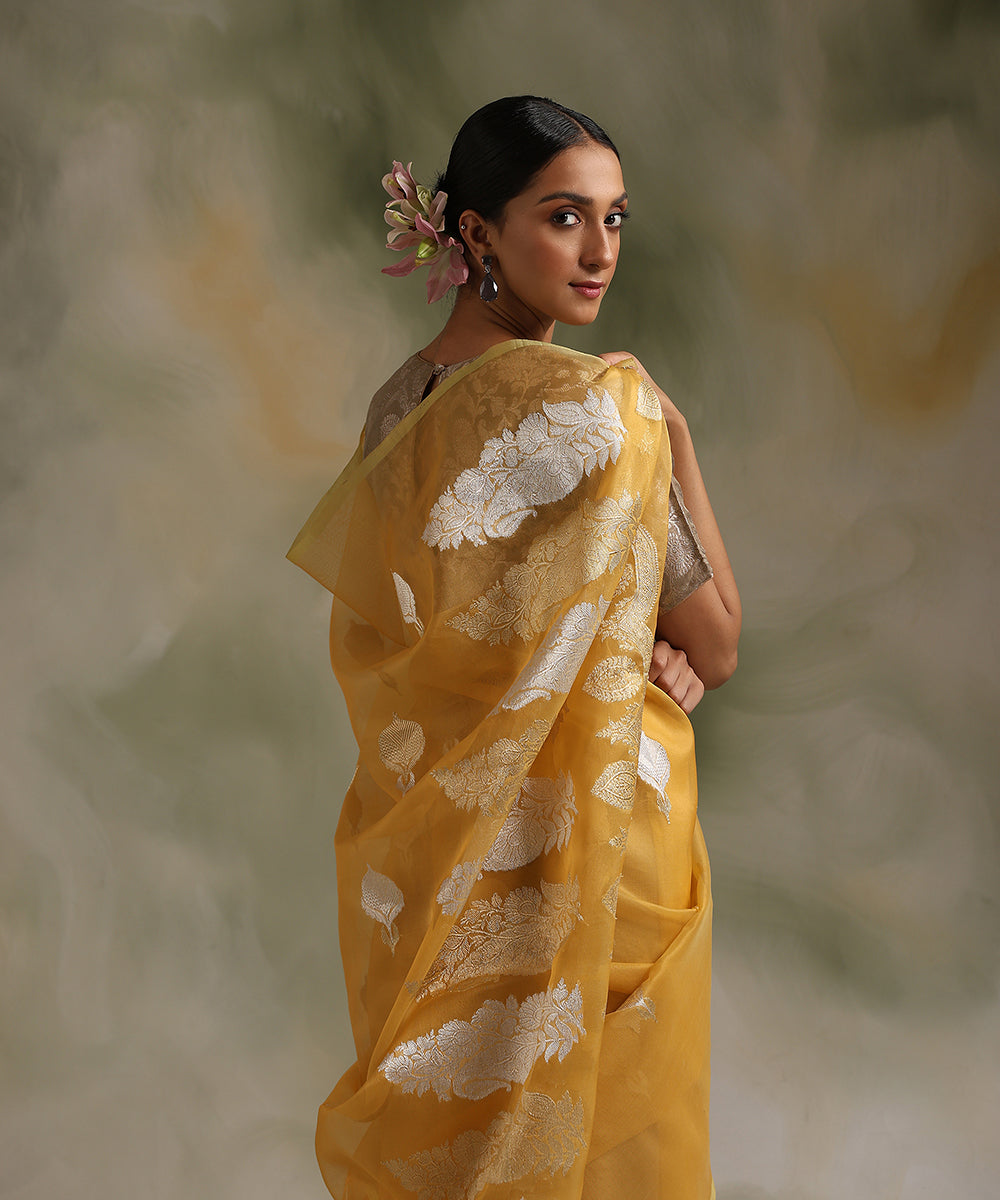 Handloom_Mustard_Pure_Kora_Silk_Banarasi_Saree_With_Sona_Rupa_Booti_WeaverStory_01
