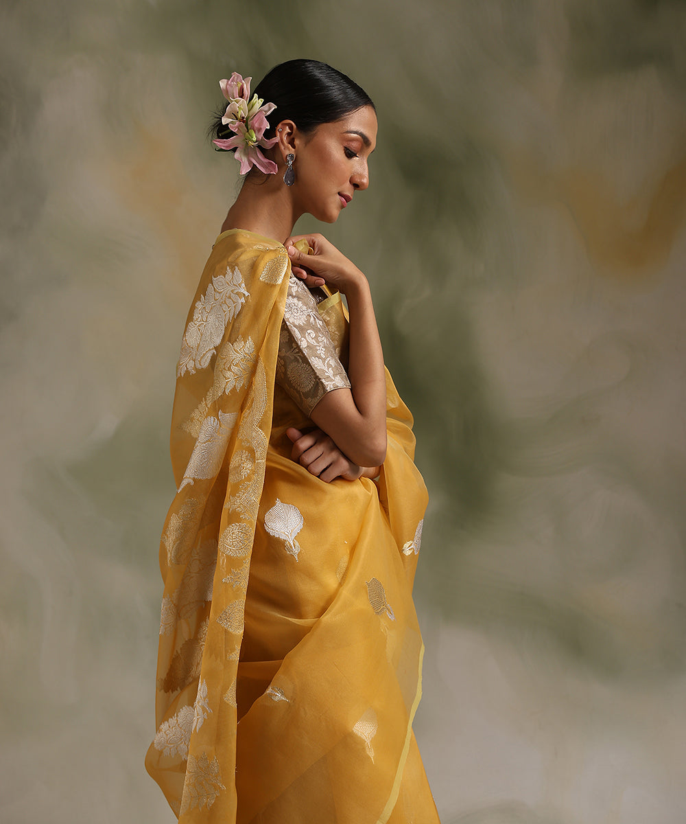 Handloom_Mustard_Pure_Kora_Silk_Banarasi_Saree_With_Sona_Rupa_Booti_WeaverStory_03