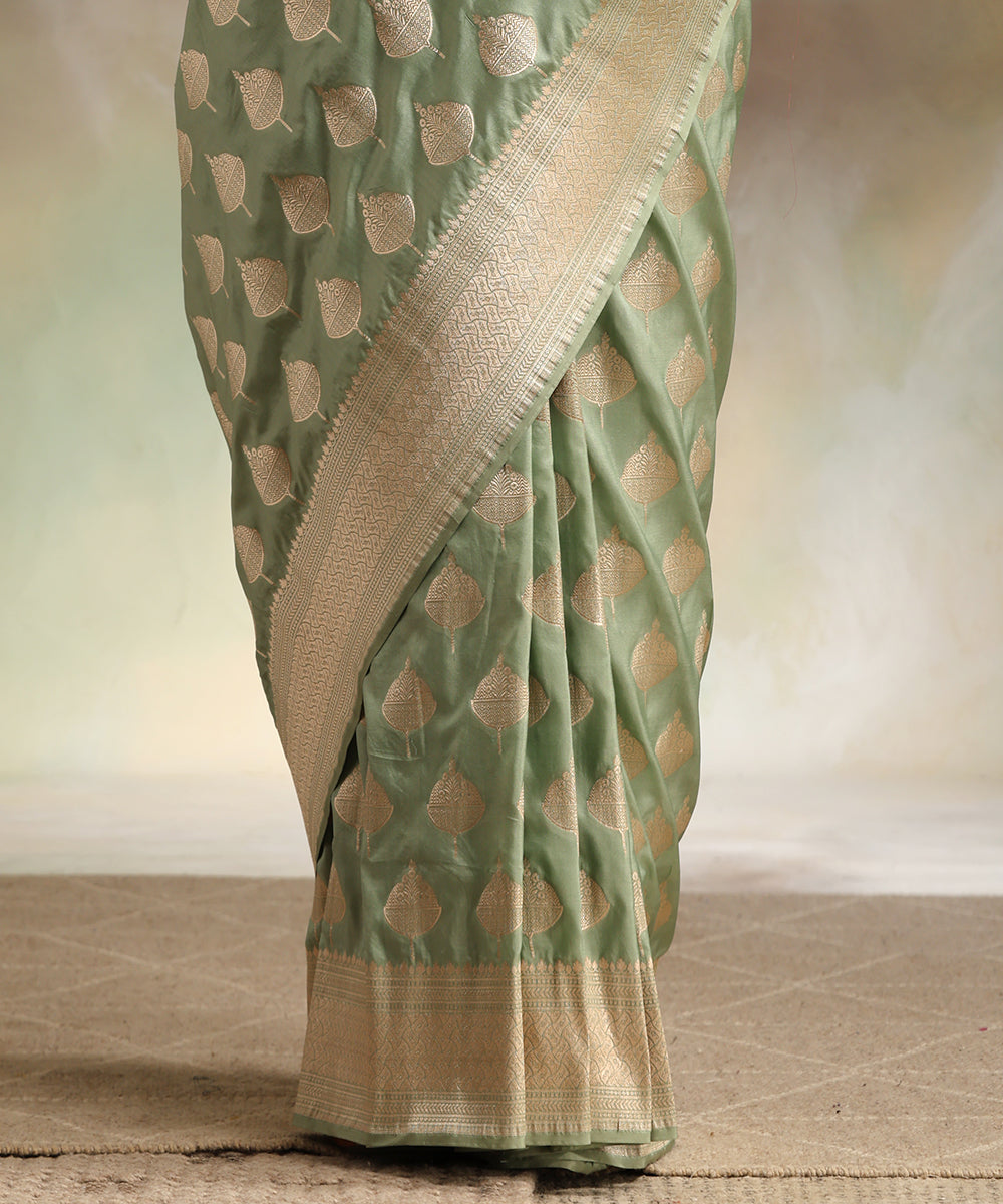 Pastel_Green_Handloom_Pure_Katan_Silk_Banarasi_Saree_With_Golden_Booti_WeaverStory_04