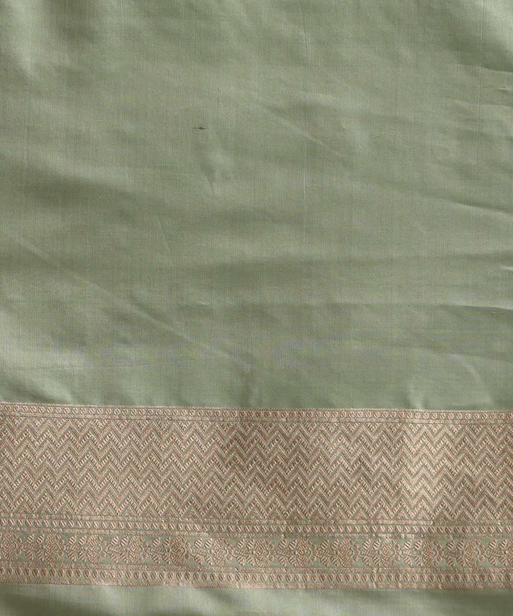 Handloom_Powder_Blue_Pure_Katan_Silk_Banarasi_Saree_With_Golden_Cutwork_Jaal_WeaverStory_05