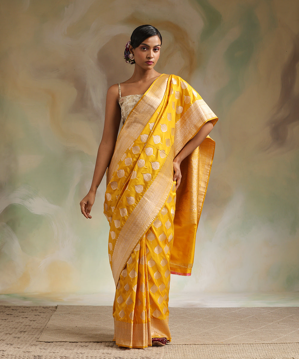 Mustard_Handloom_Pure_Katan_Silk_Banarasi_Saree_Golden_Cutwork_Booti_WeaverStory_02
