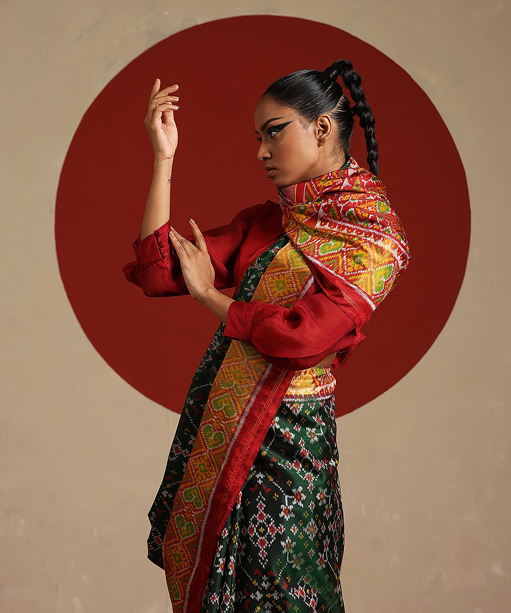Handloom_Dark_Green_And_Maroon_Double_Shade_Pure_Mulberry_Silk_Ikat_Patola_Saree_WeaverStory_01