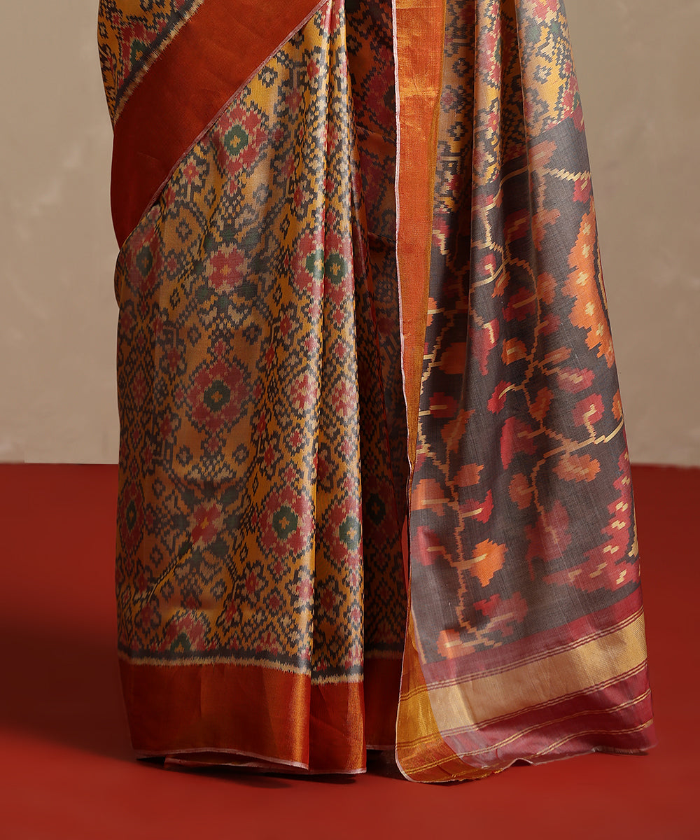Offwhite_Double_Shade_Handloom_Pure_Mulberry_Silk_Ikat_Patola_Saree_With_Tissue_Border_WeaverStory_04