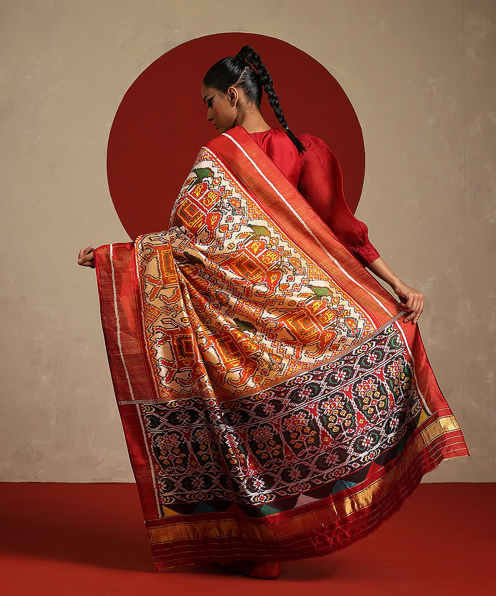 Peach_And_Maroon_Double_Shade_Handloom_Pure_Mulberry_Silk_Ikat_Patola_Saree_WeaverStory_03