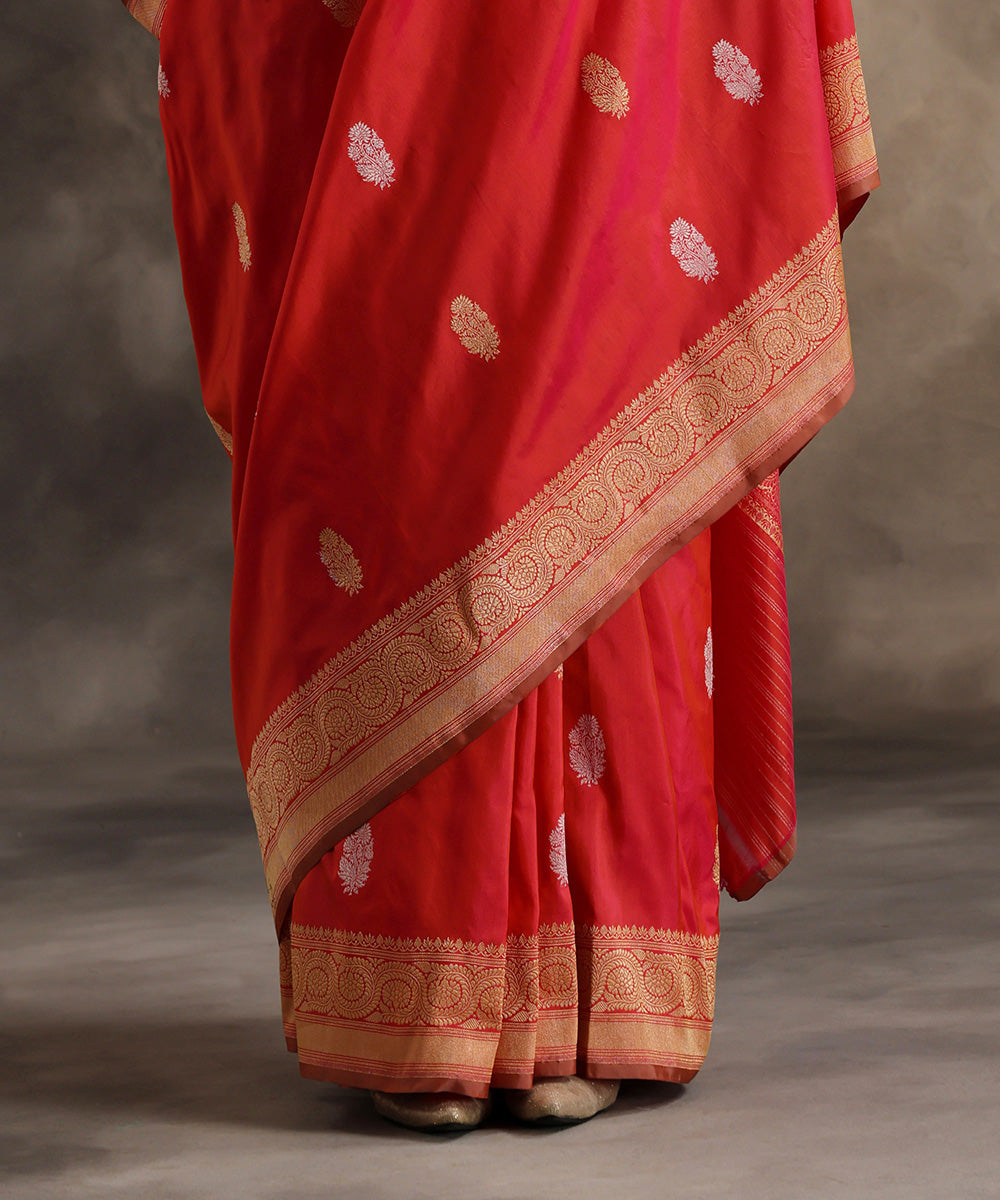 Handloom_Fuchsia_Double_Shade_Pure_Katan_Silk_Banarasi_Saree_With_All_Over_Sona_Rupa_Booti_WeaverStory_04