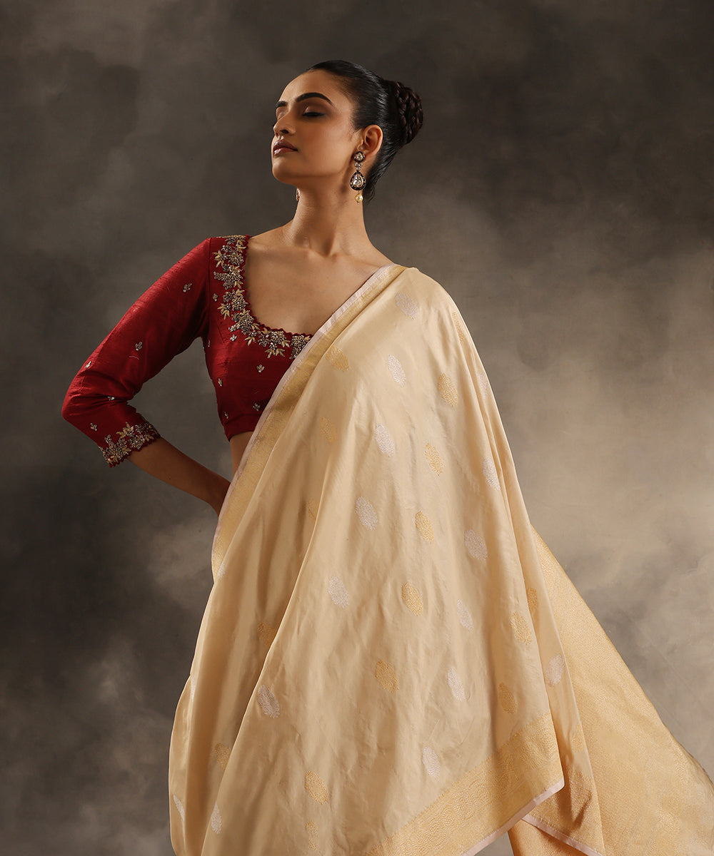 Handloom_Cream_Pure_Katan_Silk_Banarasi_Saree_With_All_Over_Sona_Rupa_Booti_WeaverStory_01