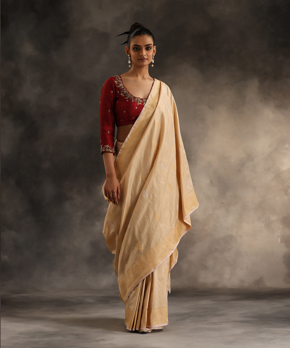 Handloom_Cream_Pure_Katan_Silk_Banarasi_Saree_With_All_Over_Sona_Rupa_Booti_WeaverStory_02