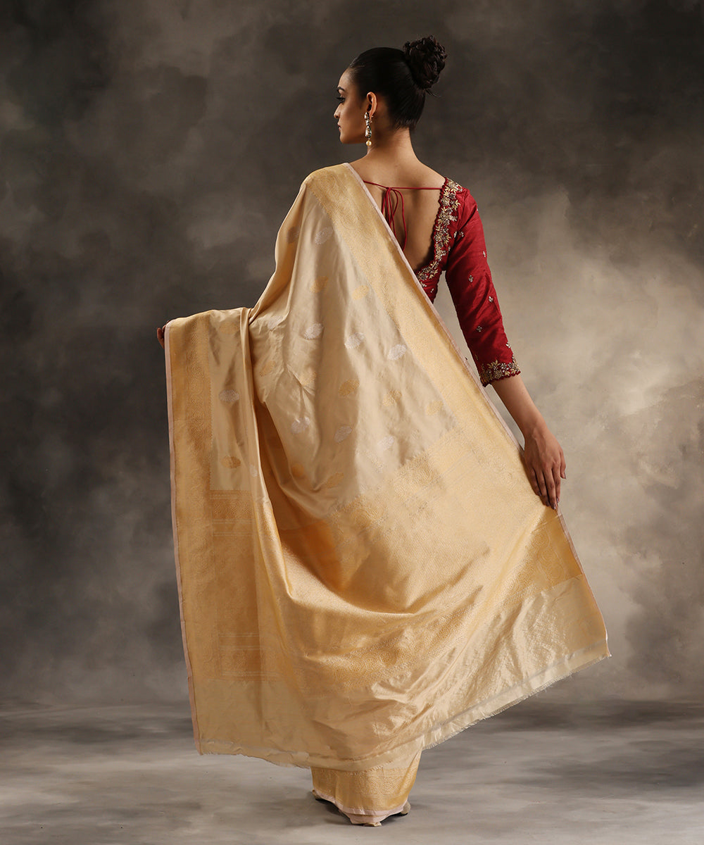 Handloom_Cream_Pure_Katan_Silk_Banarasi_Saree_With_All_Over_Sona_Rupa_Booti_WeaverStory_03