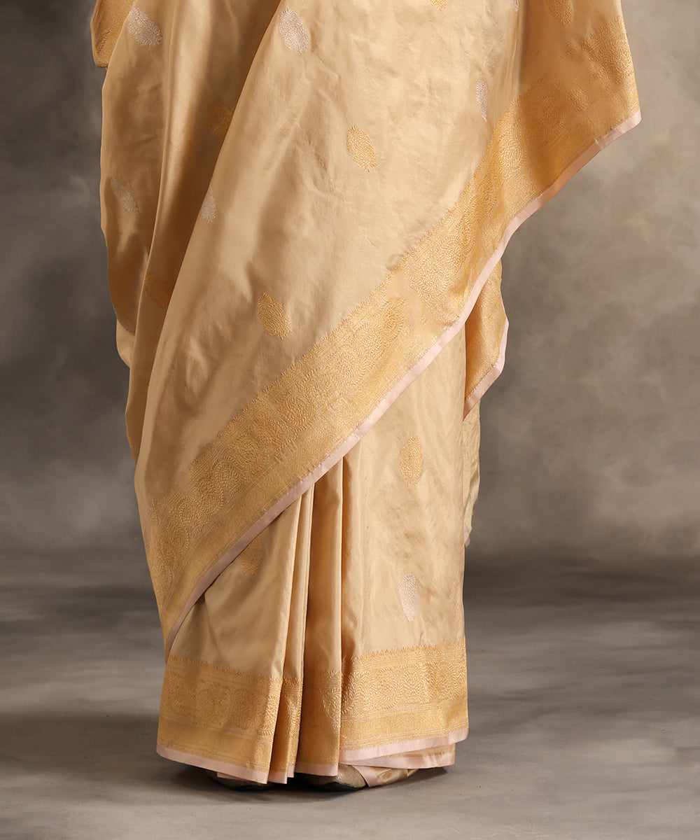 Handloom_Cream_Pure_Katan_Silk_Banarasi_Saree_With_All_Over_Sona_Rupa_Booti_WeaverStory_04