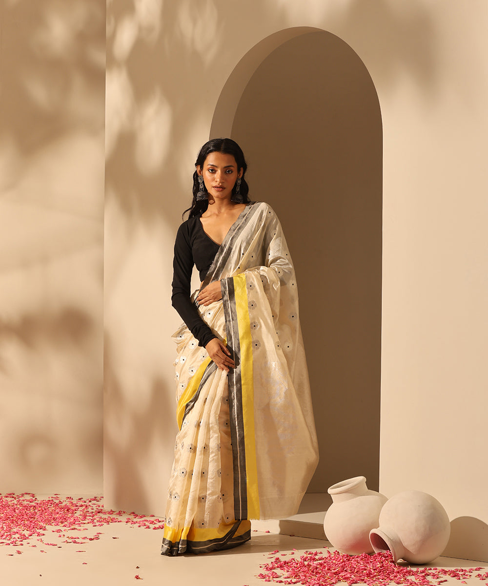 Handloom_Peach_Pure_Chanderi_Silk_Saree_With_All_Over_Clover_Kadhwa_Booti_And_Mashru_Border_WeaverStory_02