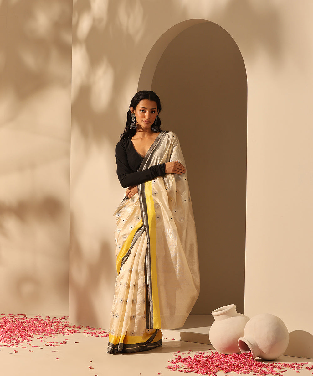 Handloom_Peach_Pure_Chanderi_Silk_Saree_With_All_Over_Clover_Kadhwa_Booti_And_Mashru_Border_WeaverStory_03