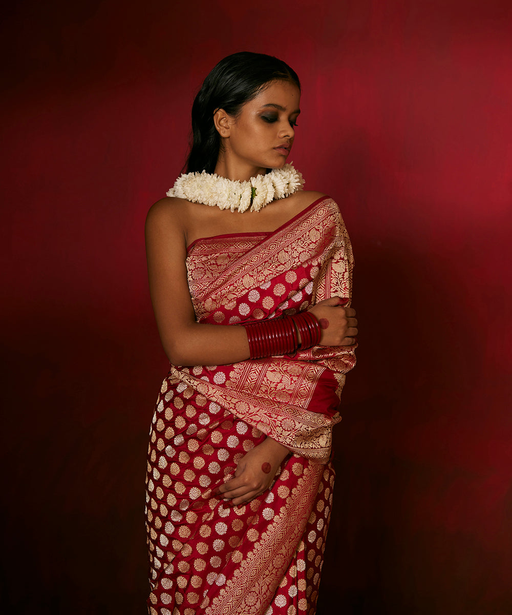 Handloom_Maroon_And_Red_Pure_Katan_Silk_Banarasi_Saree_With_Sona_Rupa_Boota_WeaverStory_01