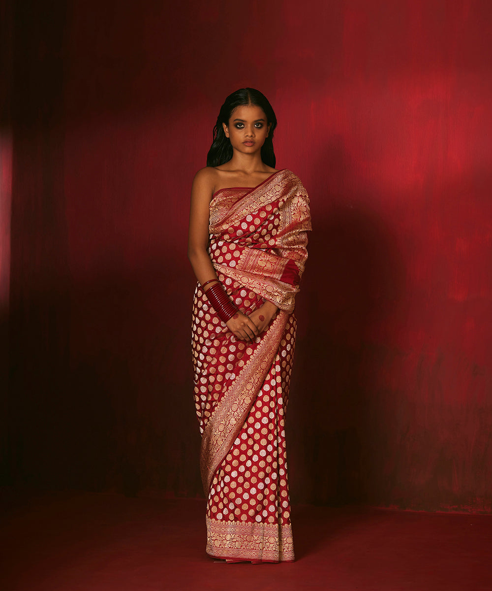 Handloom_Maroon_And_Red_Pure_Katan_Silk_Banarasi_Saree_With_Sona_Rupa_Boota_WeaverStory_02