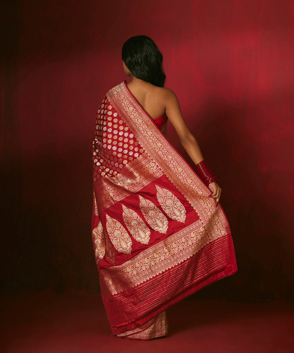 Handloom_Maroon_And_Red_Pure_Katan_Silk_Banarasi_Saree_With_Sona_Rupa_Boota_WeaverStory_03
